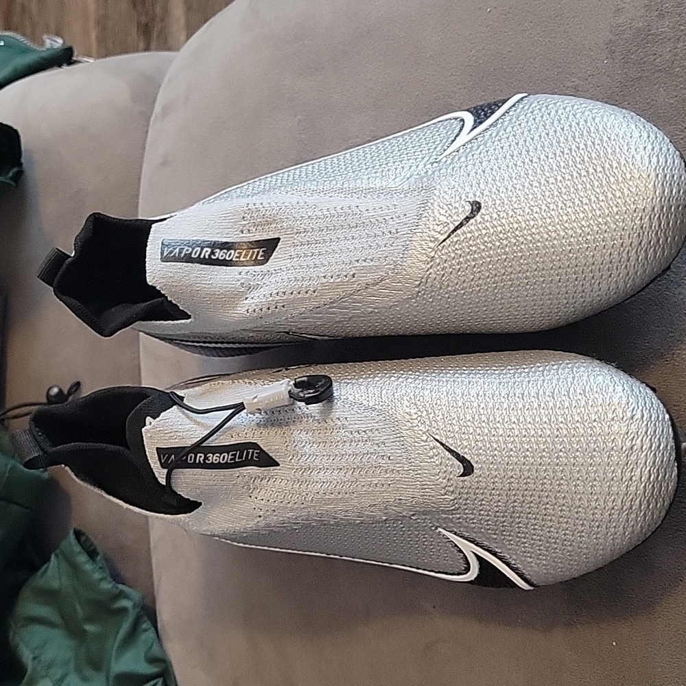 Men's Nike Vapor 360 football cleats, size 9